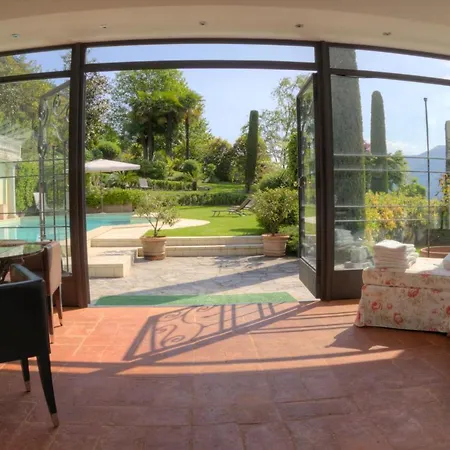 Sleeps 12 Pool Air Con