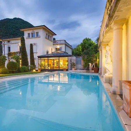 Sleeps 12 Pool Air Con